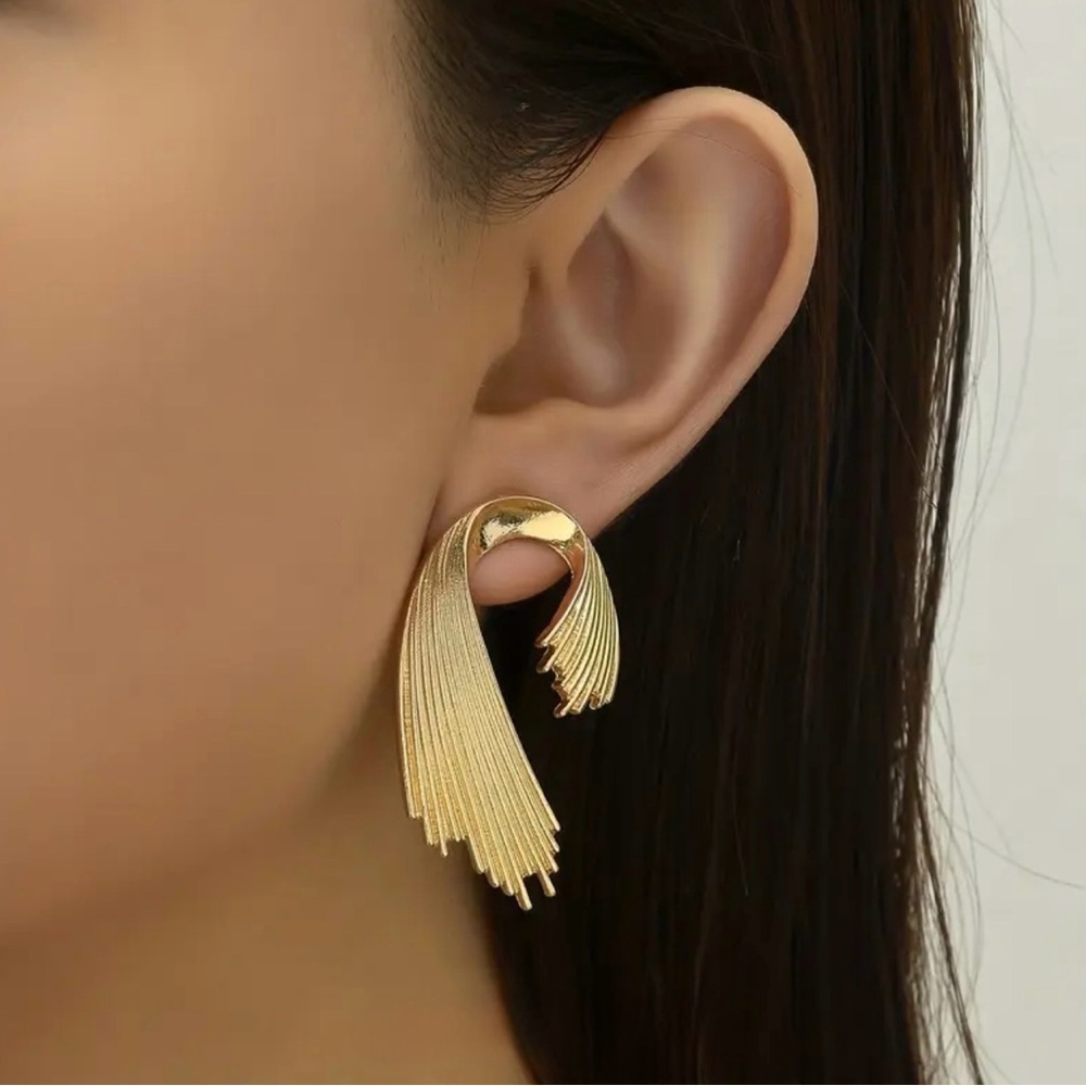 ⚜️ Elegant Gold Statement Earrings